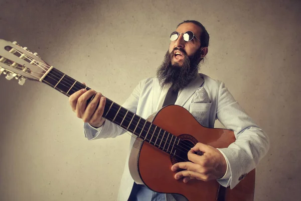 Sakallı adam gitar ile — Stok fotoğraf