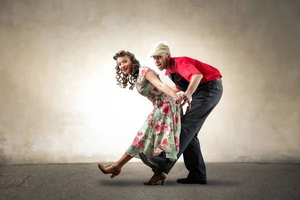 Paar dansen samen — Stockfoto