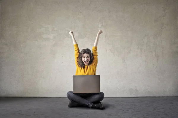 Mujer feliz con portátil — Foto de Stock