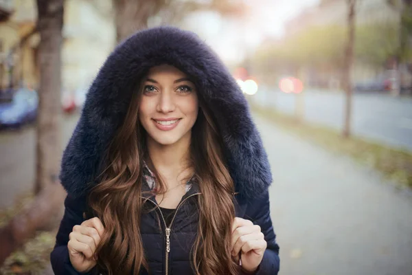 Женщина в пальто — стоковое фото