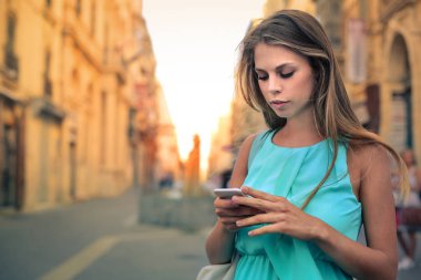 Telefon ile sokak gülümseyen