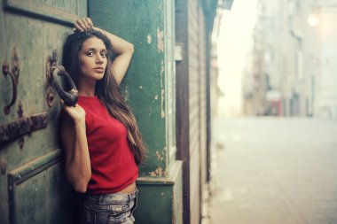 Duvara yaslanan kadın