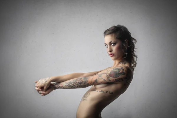 Mujer con tatuajes — Foto de Stock