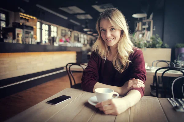 Meisje wih koffie — Stockfoto