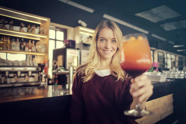 Frau in Bar — Stockfoto