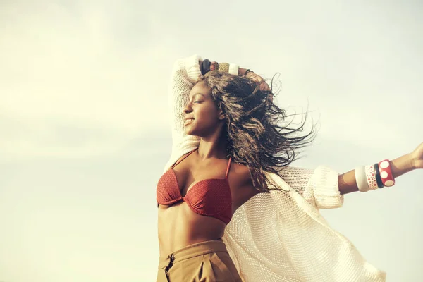 Vrouw in de wind — Stockfoto