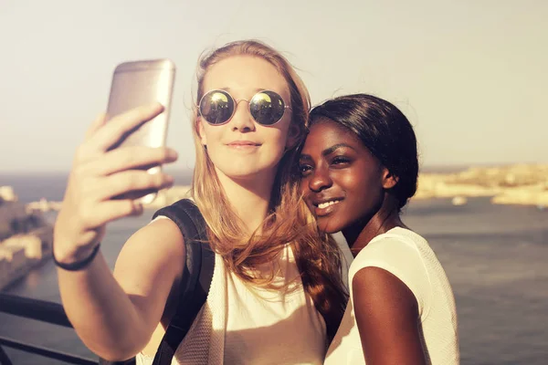 Tjejer tar en selfie — Stockfoto