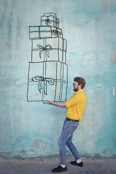 Homem com presentes — Fotografia de Stock