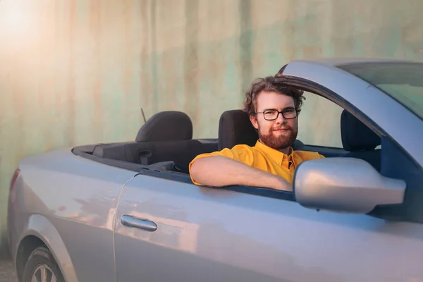 Mann im Auto — Stockfoto