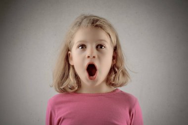 sürpriz küçük kız