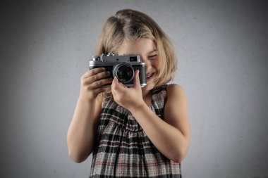 kamera ile küçük kız