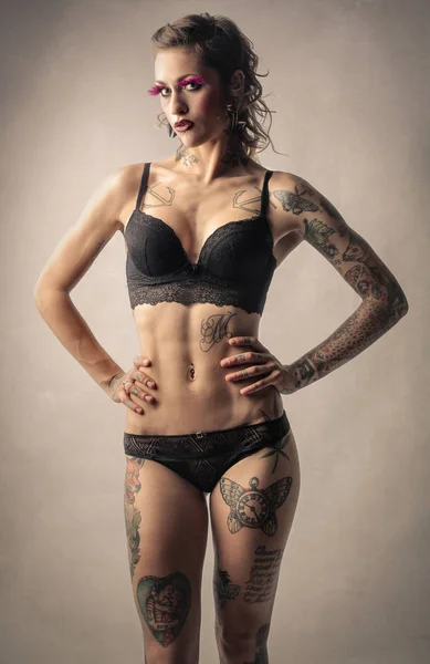 Kvinna som täcks av tatueringar — Stockfoto