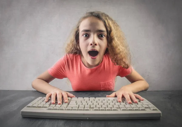 Menina com teclado — Fotografia de Stock