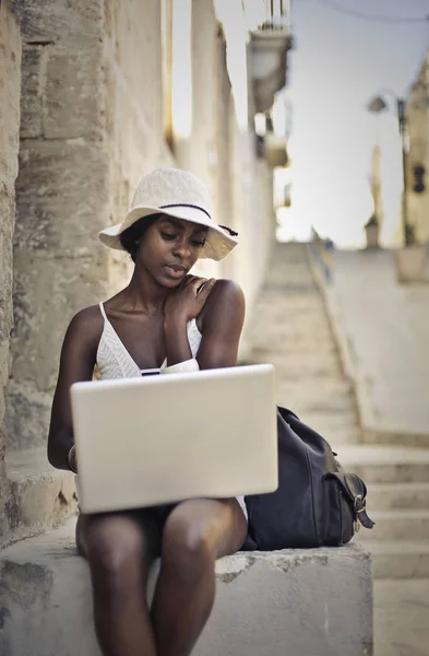 Woman with laptop — Stock Photo, Image