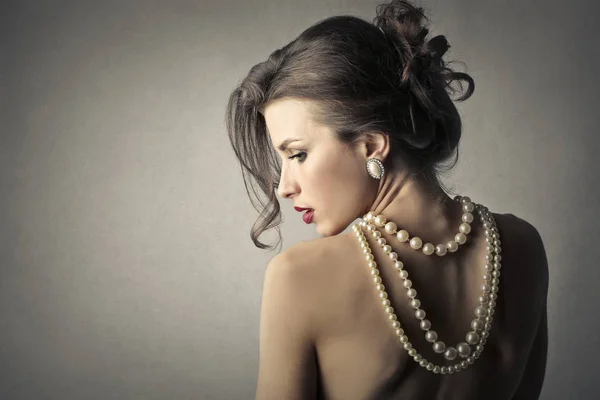 Žena s perlami — Stock fotografie