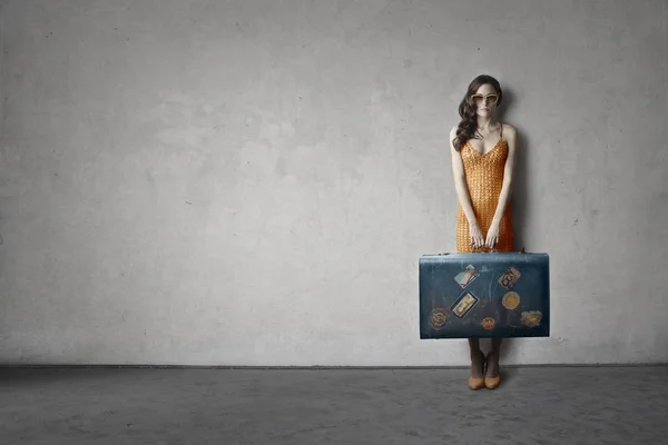 Mujer con equipaje — Foto de Stock