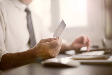 Kredi kartı olan adam.