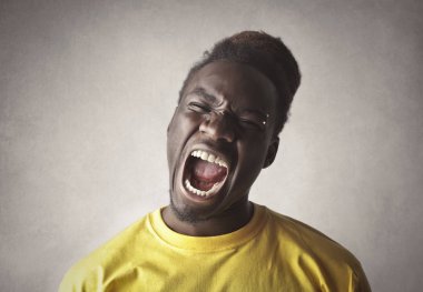 Siyah adam bağırıyor