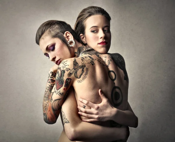 2 женщины обнимаются — стоковое фото