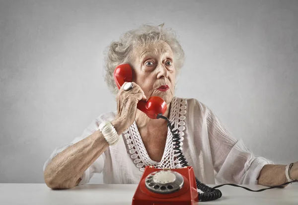Vieja telefoneando —  Fotos de Stock