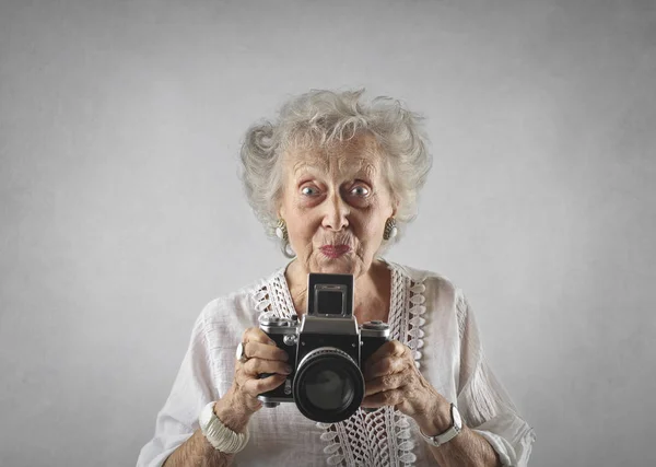カメラを持つ古い女性 — ストック写真