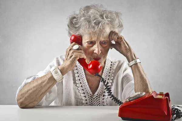 Velha senhora com telefone — Fotografia de Stock