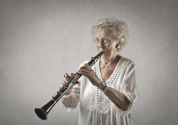 Oude dame met instrument — Stockfoto