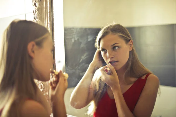 Mujer y maquillaje —  Fotos de Stock