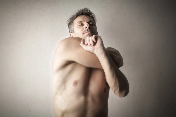 Streching shirtless chlap — Stock fotografie