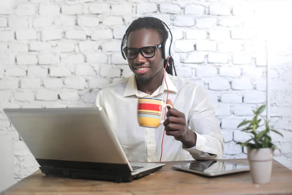 Homme d'affaires noir avec casque — Photo