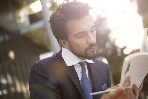 Hombre de negocios con libro —  Fotos de Stock