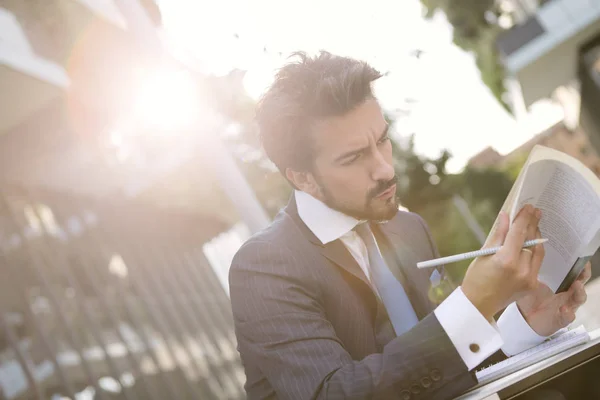 Libro de lectura de hombre de negocios — Foto de Stock