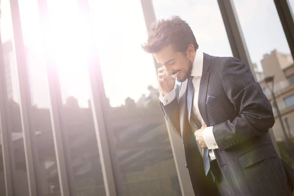 Zakenman glimlachen terwijl telefoneren — Stockfoto