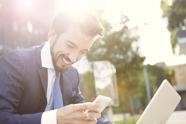 Empresario trabajando al aire libre — Foto de Stock