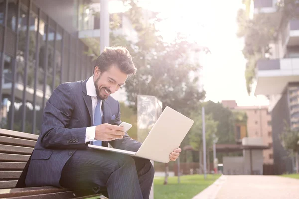 Homem de negócios com laptop — Fotografia de Stock