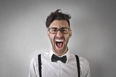 Adam bağırıyor gözlük