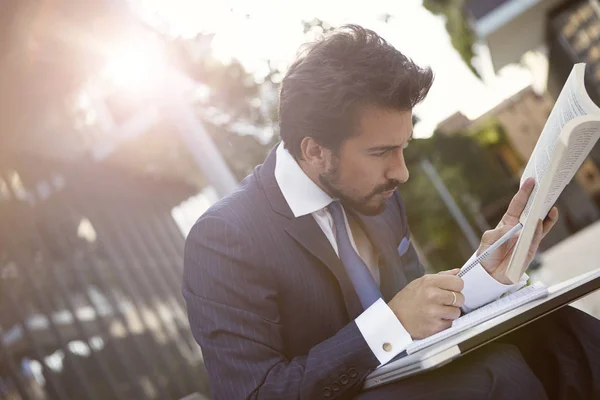 Homme d'affaires avec des papiers — Photo