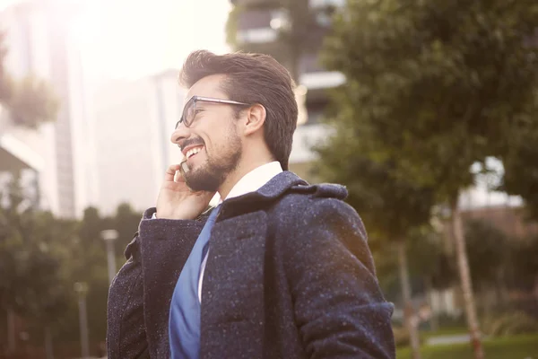 Affärsman pratar i telefon — Stockfoto