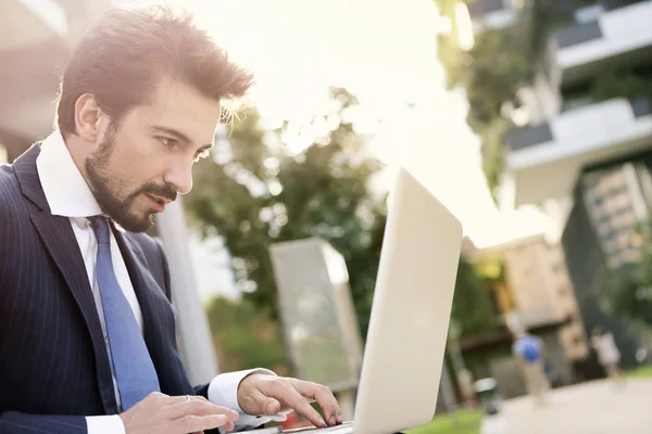 Homem de negócios com laptop — Fotografia de Stock