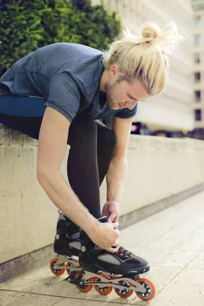 Homem com patins — Fotografia de Stock