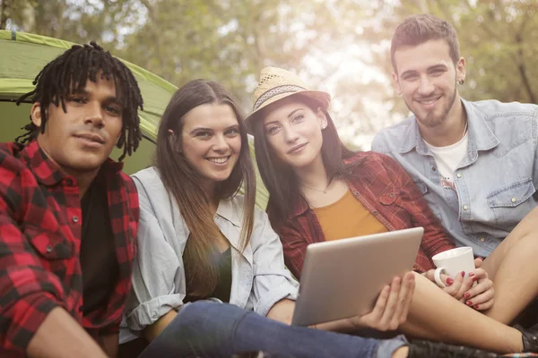 Amigos con la tableta — Foto de Stock