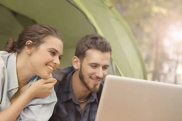 Amigos com laptop — Fotografia de Stock