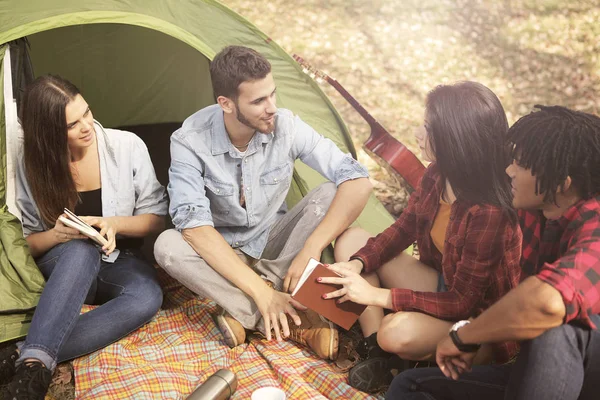 Przyjaciele camping razem — Zdjęcie stockowe