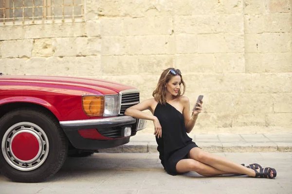 Mujer con teléfono — Foto de Stock