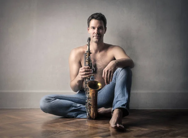 Homme avec saxophone — Photo