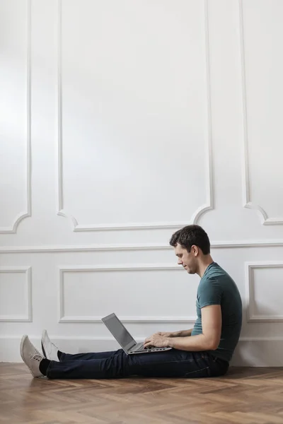 Homme travaillant sur ordinateur portable — Photo
