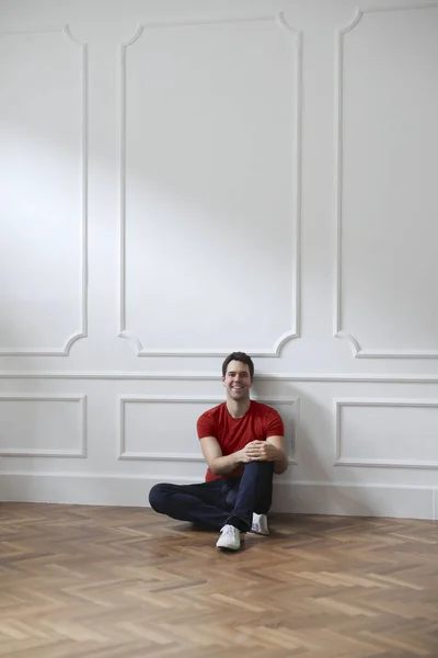 Hombre sentado en el apartamento — Foto de Stock