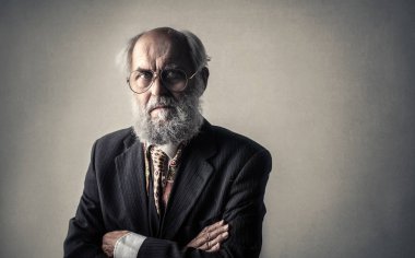 Takım elbiseli yaşlı adam