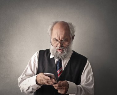 yaşlı adam ile telefon