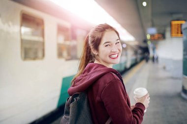 tren istasyonunda kadın
